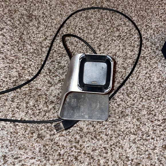 Fitbit Versa with charging stand - Picture 5 of 6